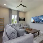 Holiday home Luxury Four-story With Rooftop Views, 10min To Downtown! Sleeps 12!