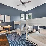 Holiday home The Maple House - Huge Backyard & Mins To Broadway *