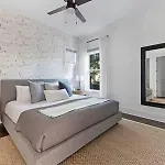 The Maple House - Huge Backyard & Mins To Broadway Holiday home