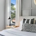 The Maple House - Huge Backyard & Mins To Broadway Holiday home *