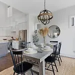 The Maple House - Huge Backyard & Mins To Broadway Holiday home *