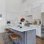 Holiday home The Maple House - Huge Backyard & Mins To Broadway *