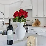 The Maple House - Huge Backyard & Mins To Broadway Holiday home