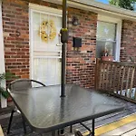 Family Friends And Free Parking Close To Downtown Holiday home
