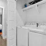 5 Mins To Dt ~gameroom ~ Balcony~sleeps 10~karaoke *