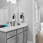 5 Mins To Dt ~gameroom ~ Balcony~sleeps 10~karaoke