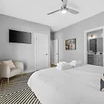 Holiday home 5 Mins To Dt ~gameroom ~ Balcony~sleeps 10~karaoke