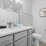 5 Mins To Dt ~gameroom ~ Balcony~sleeps 10~karaoke *