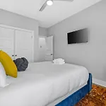 5 Mins To Dt ~gameroom ~ Balcony~sleeps 10~karaoke