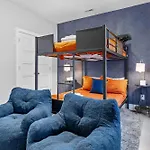 Holiday home 5 Mins To Dt ~gameroom ~ Balcony~sleeps 10~karaoke Nashville