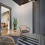 5 Mins To Dt ~gameroom ~ Balcony~sleeps 10~karaoke