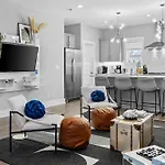 5 Mins To Dt ~gameroom ~ Balcony~sleeps 10~karaoke * Nashville