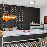 5 Mins To Dt ~gameroom ~ Balcony~sleeps 10~karaoke Nashville