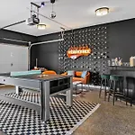 5 Mins To Dt ~gameroom ~ Balcony~sleeps 10~karaoke Holiday home *
