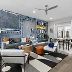 5 Mins To Dt ~gameroom ~ Balcony~sleeps 10~karaoke