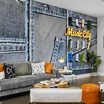 5 Mins To Dt ~gameroom ~ Balcony~sleeps 10~karaoke Holiday home *