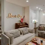 6 Bedroom Gulch Homes, Garages, Rooftops, Walk To Gulch 10 Mins To Broadway, 24 Hour Hospitality Team, Perfect For Groups Holiday home *
