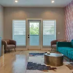 Stylish 4bed Retreat With Rooftop, Garage, Peloton, Sleeps 12, Fire Table, Gourmet Kitchen, Cozy Living Space, Dedicated Parking, Near Distilleries, Marathon Village And Nightlife, Chic Skyline Views, 24 Hour Hospitality * Nashville