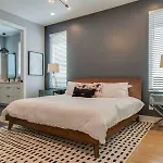 Stylish 4bed Retreat With Rooftop, Garage, Peloton, Sleeps 12, Fire Table, Gourmet Kitchen, Cozy Living Space, Dedicated Parking, Near Distilleries, Marathon Village And Nightlife, Chic Skyline Views, 24 Hour Hospitality *