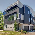 Stylish 4bed Retreat With Rooftop, Garage, Peloton, Sleeps 12, Fire Table, Gourmet Kitchen, Cozy Living Space, Dedicated Parking, Near Distilleries, Marathon Village And Nightlife, Chic Skyline Views, 24 Hour Hospitality