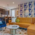 Stylish 4bed Retreat With Rooftop, Garage, Peloton, Sleeps 12, Fire Table, Gourmet Kitchen, Cozy Living Space, Dedicated Parking, Near Distilleries, Marathon Village And Nightlife, Chic Skyline Views, 24 Hour Hospitality *