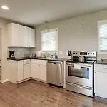 1-story Home, Fenced Yard, Grill, Firepit, Parking, Sleeps 10, Pet-friendly, Smart Tvs, 10 Mins To Nissan Stadium & Five Points, Cozy Bedrooms, Outdoor Fun, Perfect For Families & Groups Holiday home *