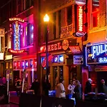 The Vinyl At Music Row - Garden Suite