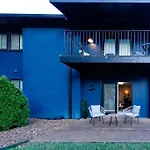 Bright & Cozy 2Br Family Suite Sleeps 6 With Private Balcony And Optional Parking Near Centennial Park & Broadway