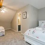 Modern Loft/ Minutes From The Airport