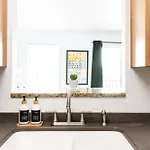 Walk To Downtown Broadway With Pool, Parking And Patio