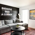 Walk To Downtown Broadway With Pool, Parking And Patio