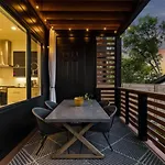 Urban Oasis: Modern Luxury Near Downtown Holiday home *