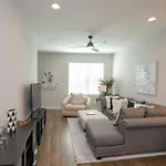 Luxury Townhome Skyline Views Mins To Dt Holiday home Nashville