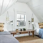 Hip, Cozy Cottage With A Fire Pit In Cleveland Park