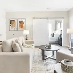 Apartment Landing Modern With Amazing Amenities