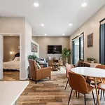 Modern, Music Row, Central, Pool, Gym Holiday home