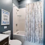 Modern, Music Row, Central, Pool, Gym Holiday home
