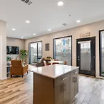 Holiday home Modern, Music Row, Central, Pool, Gym *
