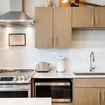 Modern, Music Row, Central, Pool, Gym Holiday home *