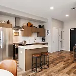 Modern, Music Row, Central, Pool, Gym Holiday home Nashville