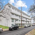 Modern, Music Row, Central, Pool, Gym Holiday home *
