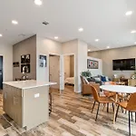 Modern, Music Row, Central, Pool, Gym Holiday home Nashville