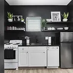 Apartment Near Downtown Walk To Restaurants, Bars & Music *