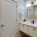 Luxury Townhouse With Rooftop Deck Less Than 10 Mins To Downtown