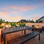 Luxury Townhouse With Rooftop Deck Less Than 10 Mins To Downtown Holiday home *