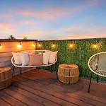 Luxury Townhouse With Rooftop Deck Less Than 10 Mins To Downtown