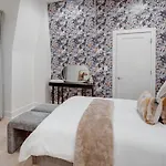 Luxury Townhouse With Rooftop Deck Less Than 10 Mins To Downtown Holiday home