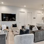 Luxury Townhouse With Rooftop Deck Less Than 10 Mins To Downtown Holiday home Nashville