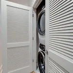 Luxury Townhouse With Rooftop Deck Less Than 10 Mins To Downtown Holiday home *
