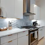 Luxury Townhouse With Rooftop Deck Less Than 10 Mins To Downtown
